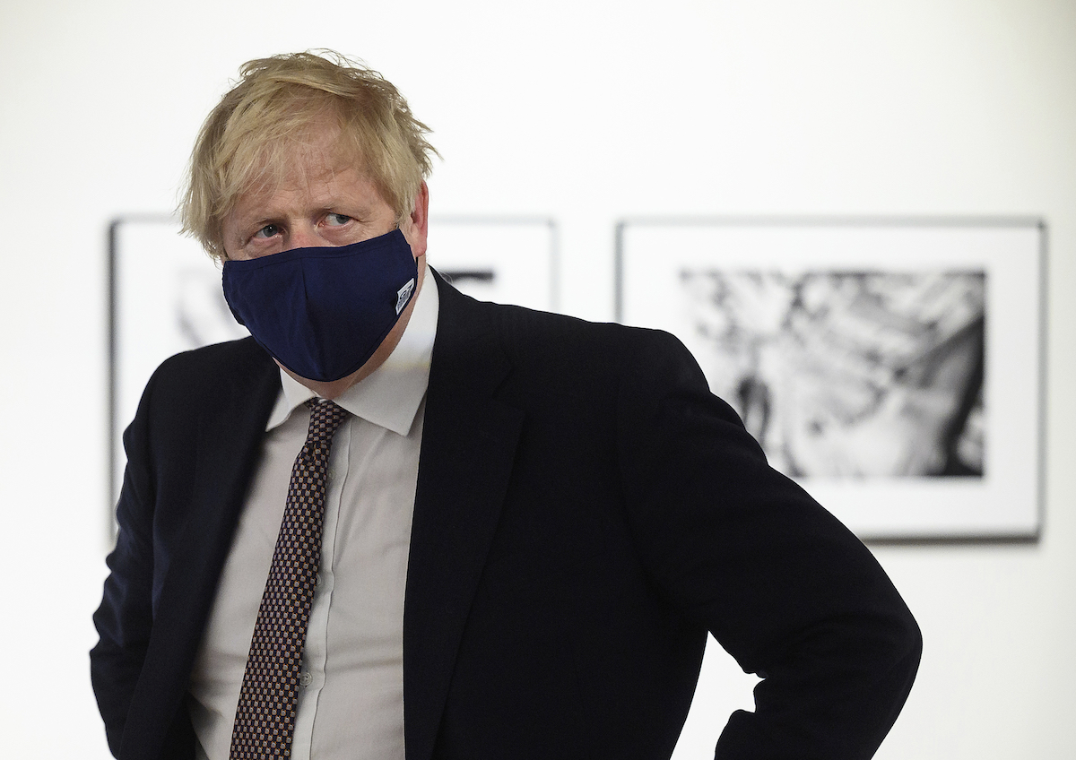 ▲英國首相強生宣布將捐贈1億劑疫苗協助全球抗疫。（圖／美聯社／達志影像）