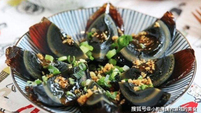 ▲專寫美食料理的搜狐號《小乾倩倩的遊戲的美食》分享了「涼拌皮蛋」的做法,只要學會3個步驟,就能變出一道滑內美味的佳餚。(圖/翻攝自搜狐號《小乾倩倩的遊戲的美食》)