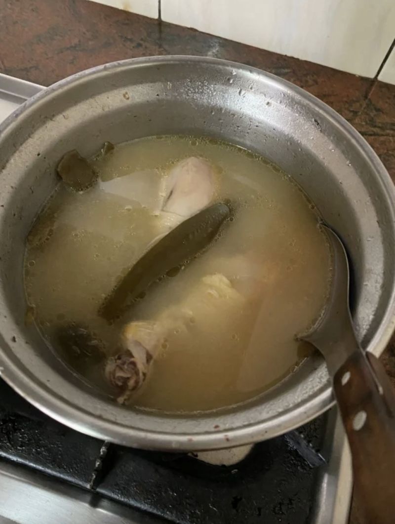 ▲這位女學生指出煮雞湯「火力」和「川燙」很重要。(圖/翻攝自網路論壇《Dcard》)