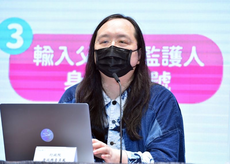 ▲針對疫苗施打預約平台何時能上線?行政院數位政委唐鳳表示,上線時間是看下一大批疫苗進來時。(圖/行政院提供)