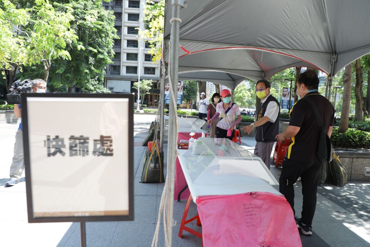 ▲台中新光三越櫃姐確診，市府前進設置指揮所及快篩站，首波召回近300相關人員快篩。（圖／市府提供）