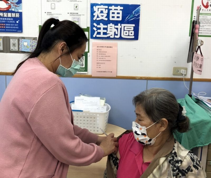 ▲屏東縣政府今日下午4點左右接獲通知,獲撥2萬9千劑,縣府預計15日起開打,將以滿85歲以上長者為優先。(圖/資料照,屏東縣政府提供)
