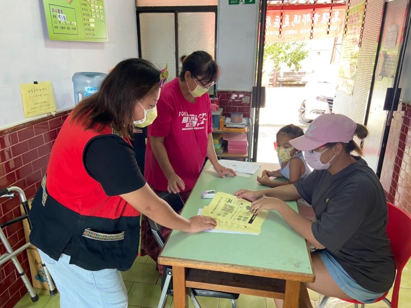 ▲民眾至那瑪夏原家中心詢尋詢問紓困問題。（圖／高市府原民會提供）