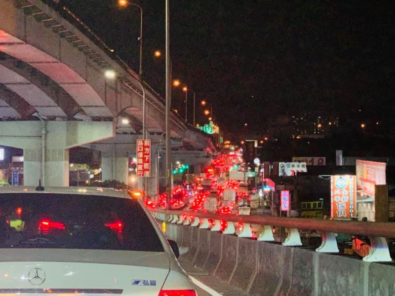 國道路況現車潮!網怒「都退票改開車」:別返鄉講不聽