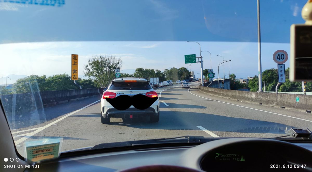 ▲有一名通勤族抱怨，早上要開車到新竹上班，豈料車子卻塞在匝道動彈不得，也是他15年來首次遇見的景象，還害他遲到一小時，貼文一出，掀起熱議。（圖／翻攝自《爆怨2公社》）
