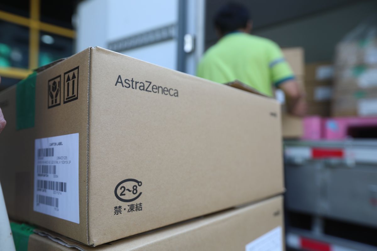 ▲隨著本土疫情持續嚴峻，國內對疫苗需求逐漸升溫。圖為今（12）日上午運抵高雄的9.1萬劑AZ疫苗。（圖／高雄市政府提供）