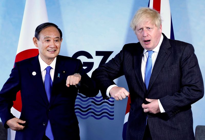 ▲日本首相菅義偉(左)17日晚間在記者會上被媒體問及是否與七大工業國集團（G7）與會國一同構築「對中包圍網」時回答：「我們並沒構築什麼對中包圍網。」（圖／美聯社／達志影像）