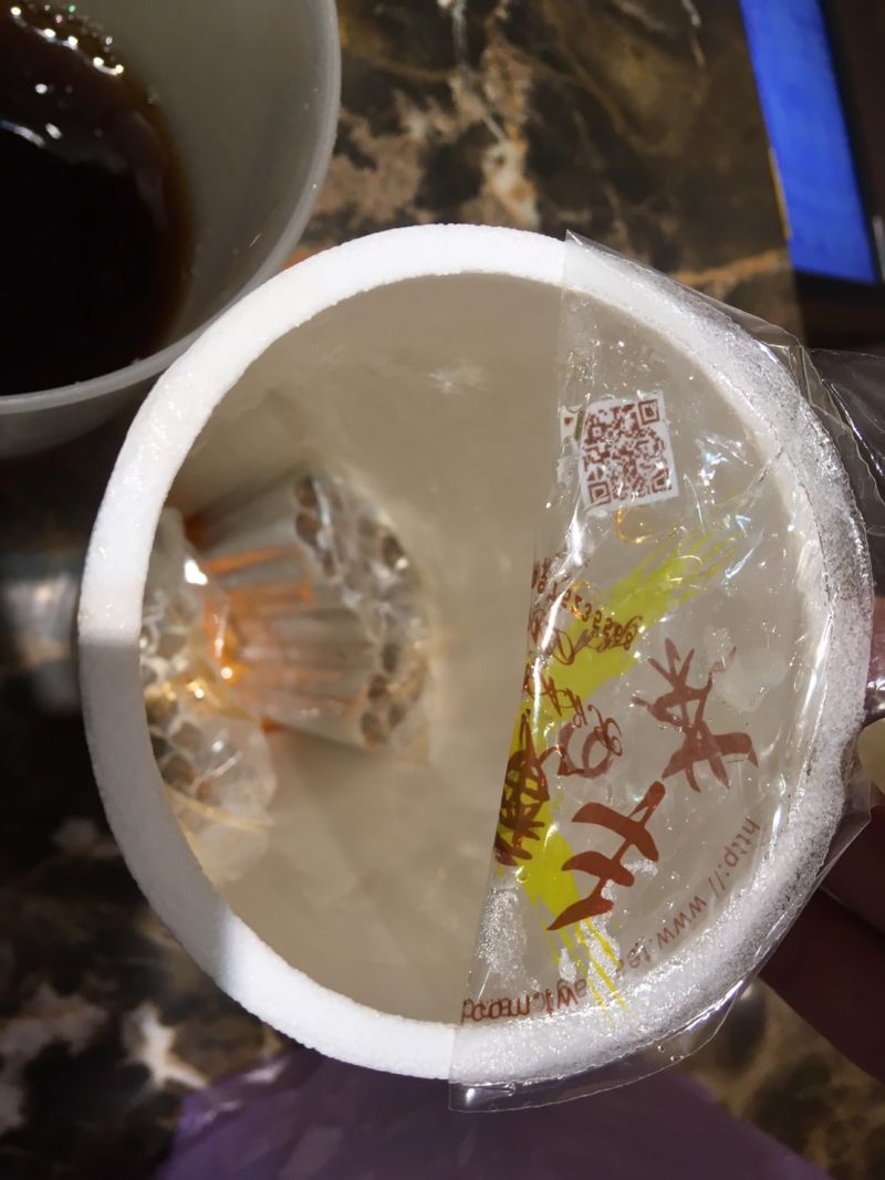 ▲連空飲料杯都挾帶香菸。（圖／翻攝畫面）