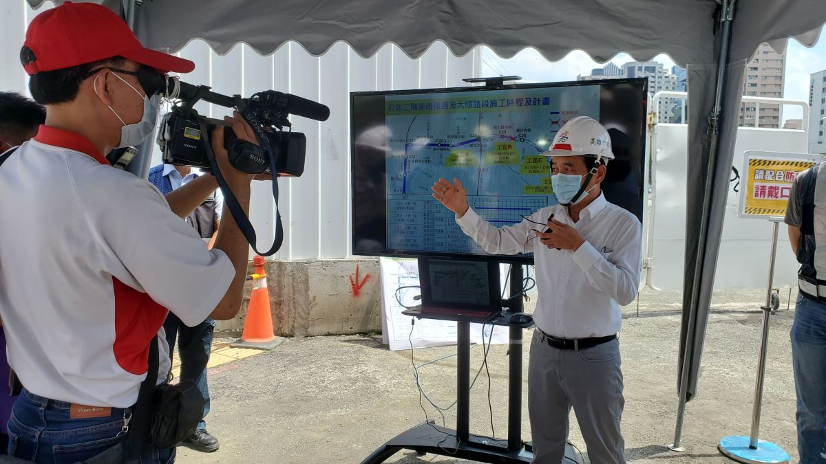 ▲高市副市長林欽榮今（12）日上午勘查輕軌二階周邊前置準備工作及最新工程進度。（圖／高市府捷運局提供）