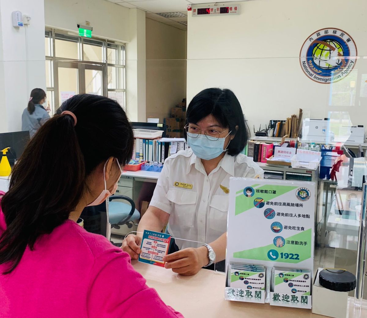 ▲雲林縣服務站特別向民眾宣導「疾管家官方LINE帳號」、勞動部「LINE@移點通」多語推播服務，以及使用多國語言版本的實聯制QR code。（圖／移民署雲林服務站提供）