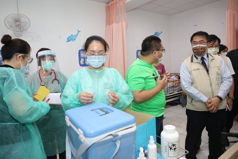 台南今零確診 日本來台第一批AZ疫苗今施打第五類對象
