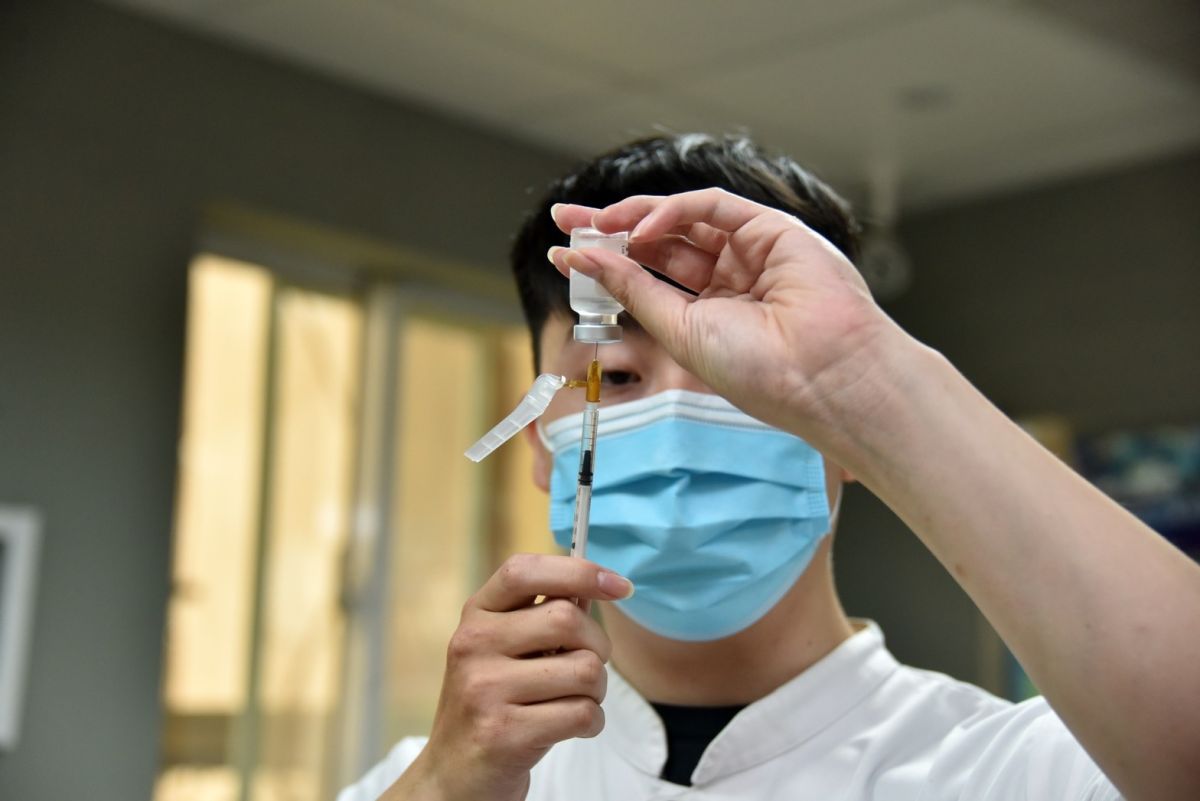 ▲根據台灣民意基金會最新民調顯示，僅37％受訪者支持政府給予僅2期實驗解盲成功的高端疫苗緊急授權使用（EUA）。（圖／資料畫面）