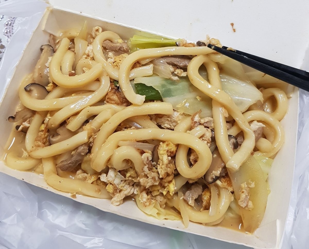 ▲女網友吃烏龍麵驚覺「沒味道」，讓她嚇壞了，真相曝光卻讓大家笑翻。（圖／翻攝自《爆怨2公社》臉書）