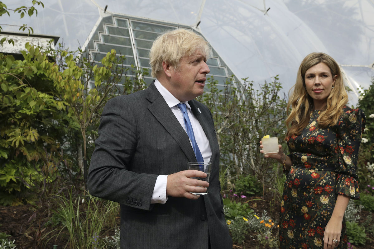 ▲英國媒體報導，感染新冠肺炎變種病毒的病例數增加，英格蘭的防疫限制可能會延後解除。（圖／美聯社／達志影像）