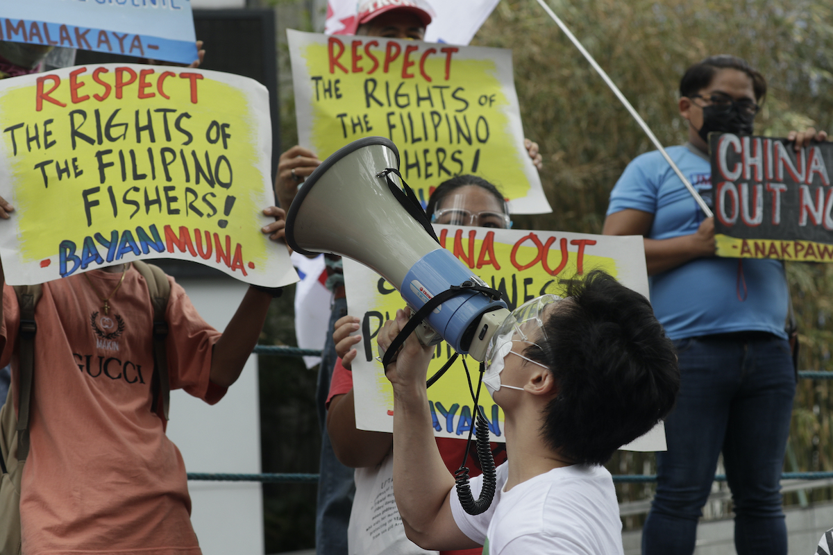▲西菲律賓海出現疑似來自中國的核指紋。圖為多個菲國民間團體號召上千名支持者聚集中國大使館前，高舉「中國離開」、「終結中國傀儡政權」等標語，要求中國船隻離開西菲律賓海。（圖／美聯社／達志影像）
