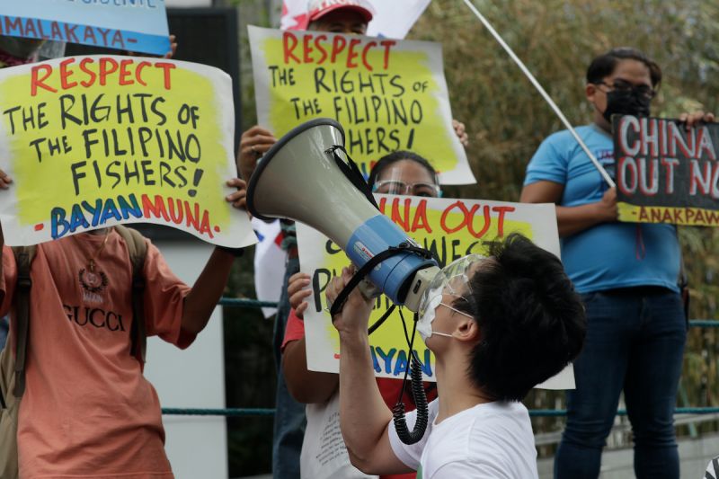 ▲菲律賓獨立紀念日，上千名人聚集中國大使館前抗議，要求中國船隻離開西菲律賓海。示意圖。（圖／美聯社／達志影像）