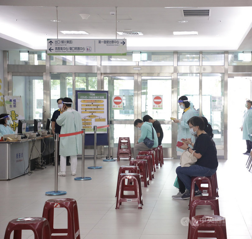 ▲疫情嚴峻，台中市12日獲中央配發7萬劑AZ武漢肺炎疫苗，台中市政府商請4家專責醫院13日起連續2天為前五類對象施打。（圖/中央社）