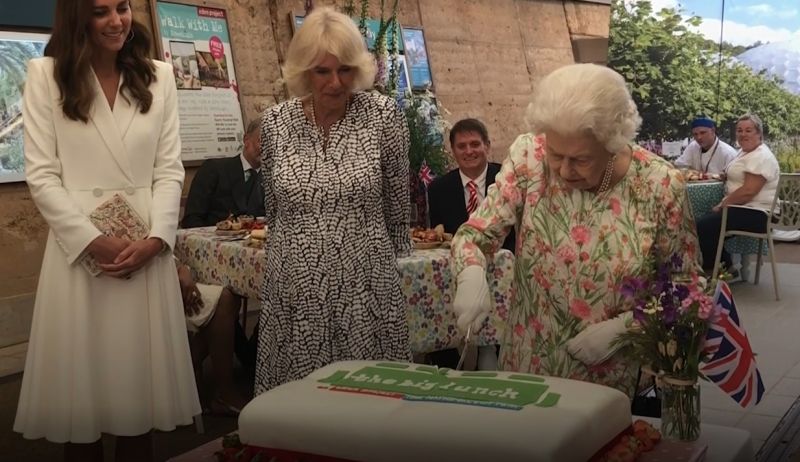 ▲英國女王伊莉莎白二世（Queen Elizabeth II）在G7峰會的招待活動上堅持以「儀式用長劍」切蛋糕。（圖／美聯社／PA）