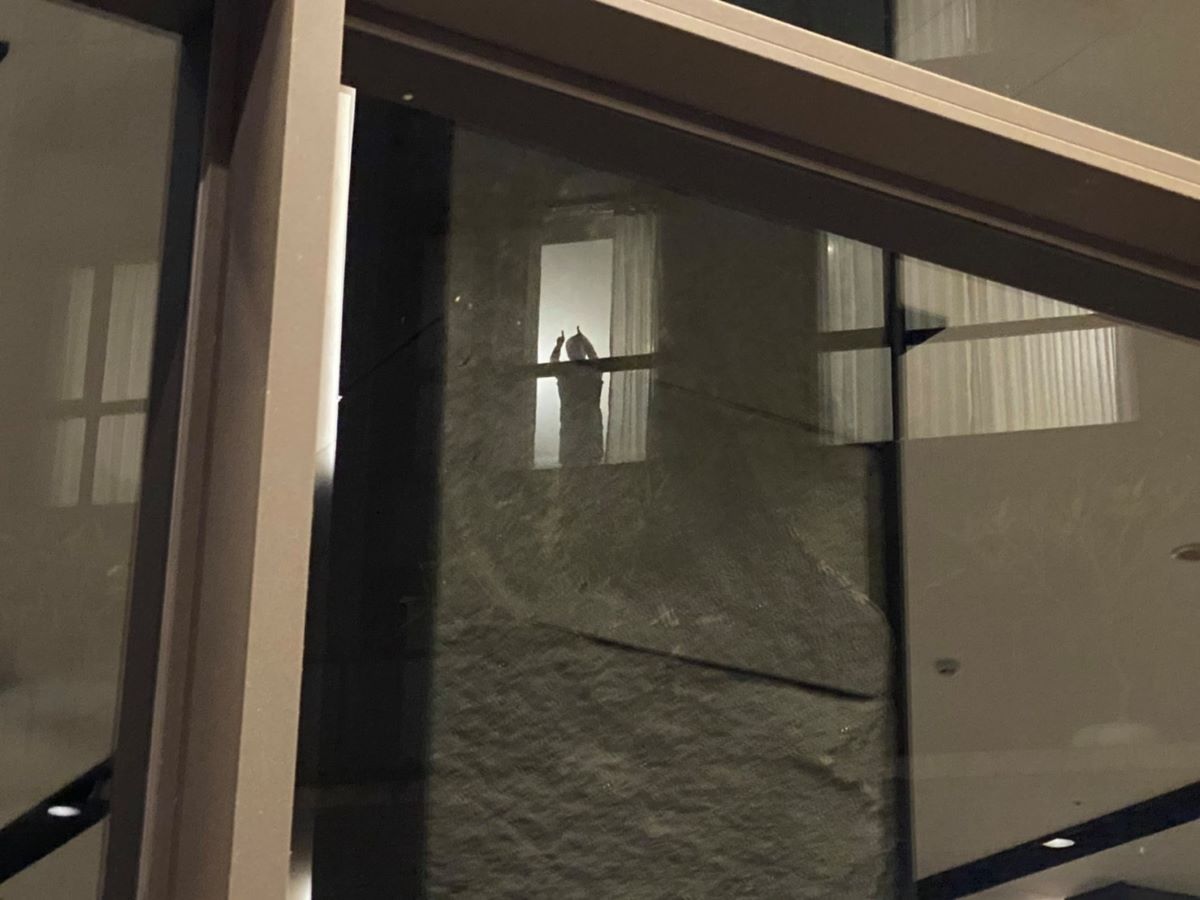 ▲台北慈濟醫院13日分享一則故事，表示有醫護在檢疫旅館準備例行交班時，發現樓上窗外有名確診住戶不斷揮手，但下秒確診者立馬變換動作，讓人瞬間暖到心坎。（圖／翻攝台北慈濟醫院臉書粉專）