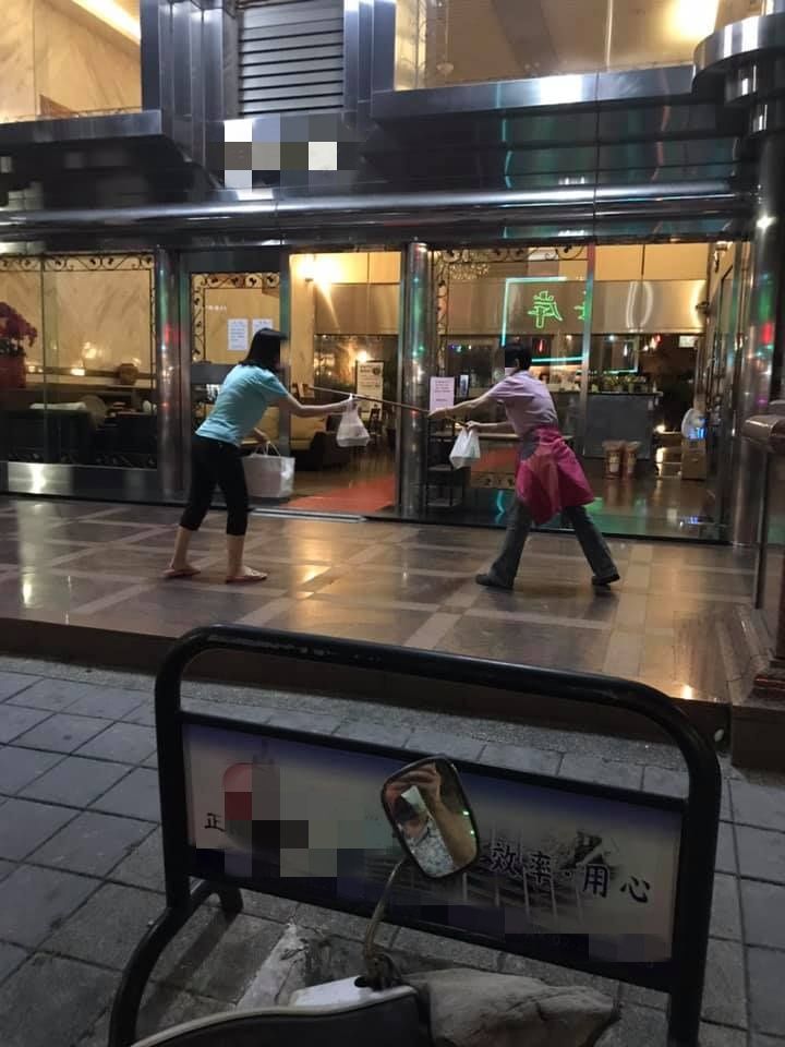 ▲原PO察覺,原來兩位婦人是為了保持社交距離,才會用棍子幫忙傳餐點。(圖/翻攝自《路上觀察學院》