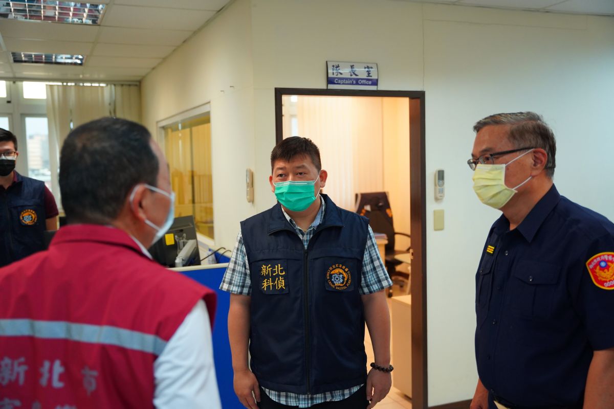 ▲警察節前夕，新北市長侯友宜在警察局長黃宗仁（右）的陪同下，特前來新北刑事警察大隊慰勞科偵隊的同仁。（圖／新北市政府警察局提供）
