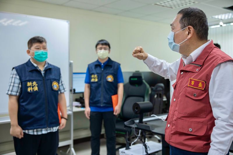 ▲侯友宜在警察局長黃宗仁的陪同下,前往新北市刑事警察大隊慰勞科偵隊的同仁。(圖/新北市政府提供)