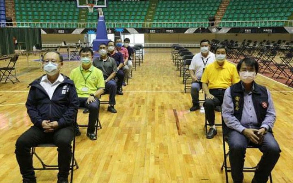 ▲高雄市副市長史哲今天上午視察鳳山體育場接種站，並與醫護人員進行疫苗接種演練。（圖／截自史哲臉書）