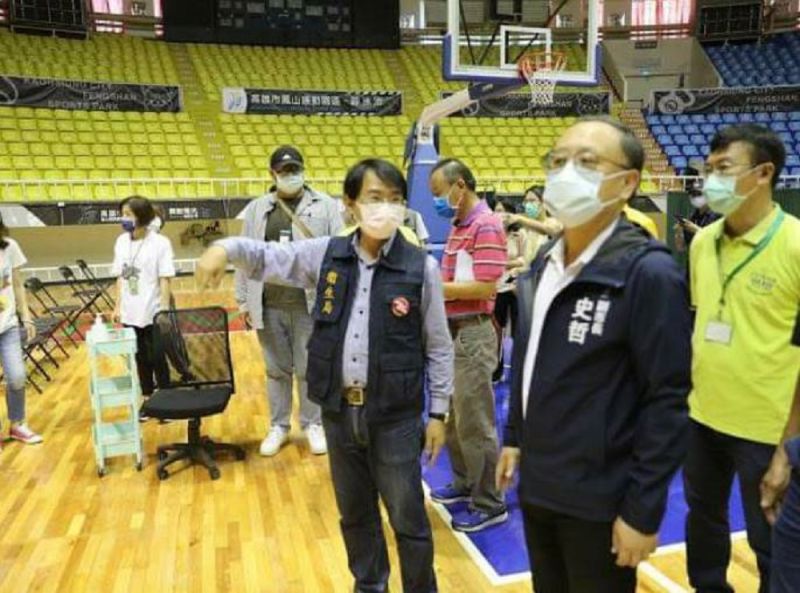 ▲副市長史哲今天上午視察鳳山體育場接種站整備情形時表示,高市府照日本宇美町式打法替全市老人接種稱為「打狗快打」。(圖/截自史哲臉書)