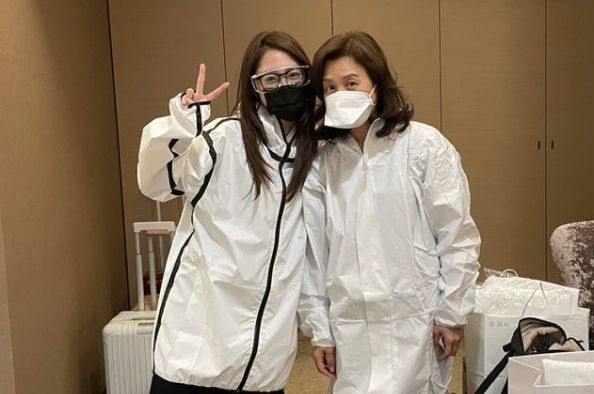 ▲林千又（左）帶著媽媽飛去美國打疫苗。（圖／林千又IG）