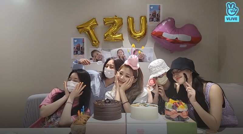 ▲多賢(左起)、志效、子瑜、娜璉、MOMO開慶生直播。(圖/VLIVE)