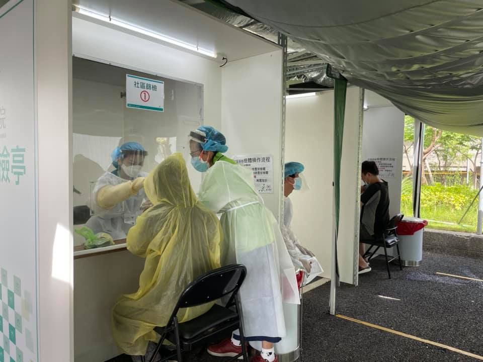 ▲今年端午連假碰上新冠疫情，炙熱天氣下護理人員仍得全副武裝協助民眾進行採檢。（圖／翻攝自王聖儒醫師臉書）