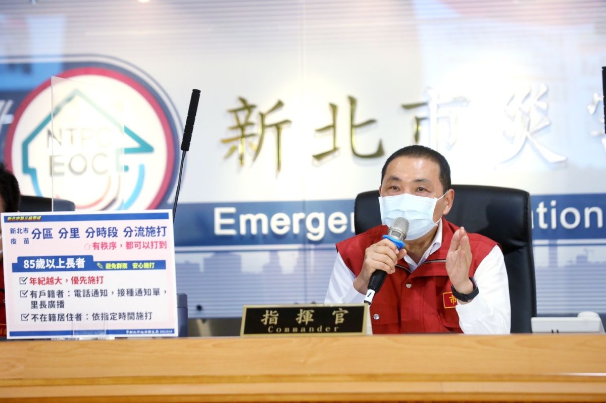 ▲侯友宜解釋，長輩打疫苗一定要有順序、方法，最重要的不能造成群聚，因此採分區、分里、分時段的分流施打。（圖／新北市政府提供）