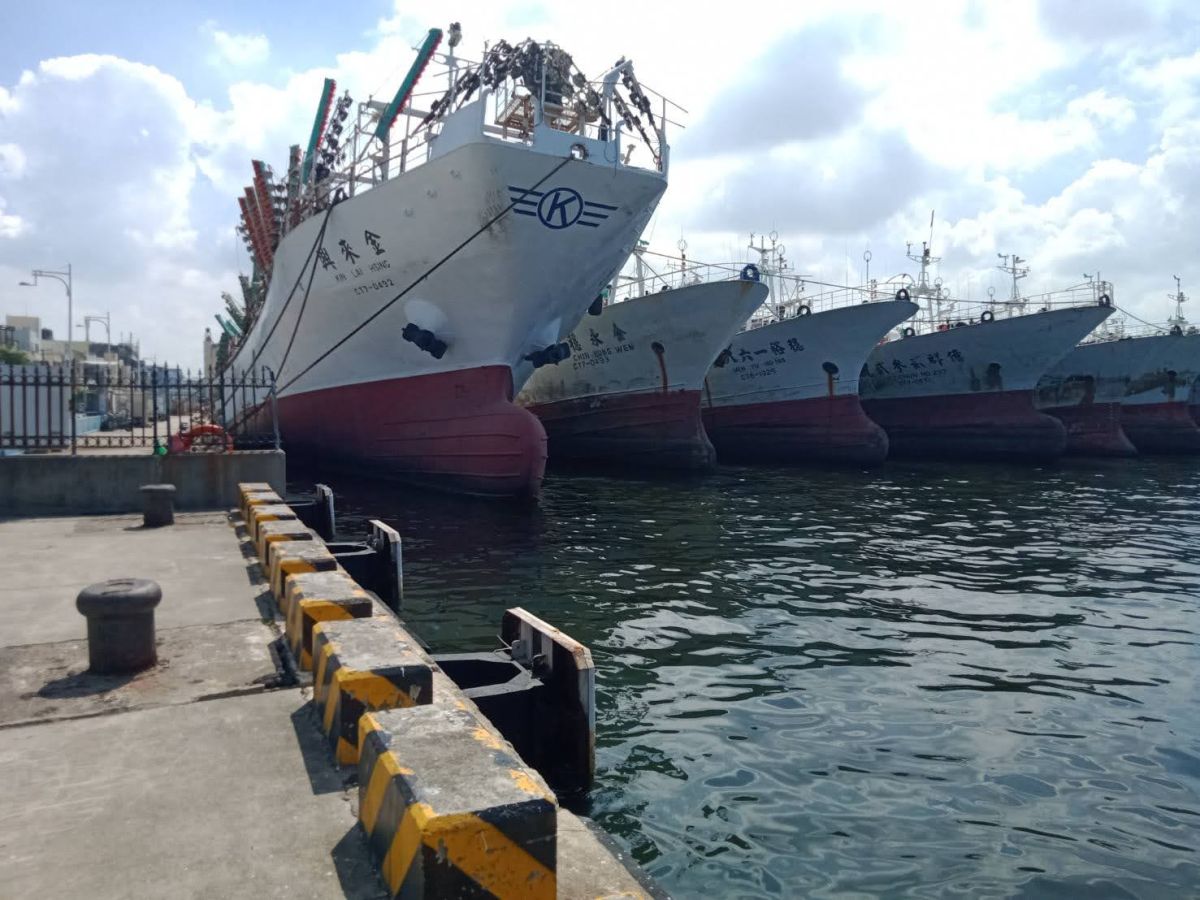 ▲明（15）日起至7月中下旬，高雄將有74條遠洋漁船返回前鎮漁港，預估總計3,527名遠洋漁工（含國內與國外籍）將陸續返抵前鎮漁港。（圖／翻攝自林欽榮臉書）