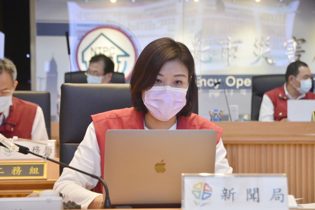 ▲新北市政府發言人蔣志薇解釋，疫苗接種有順序、有方法，最重要的是不能造成群聚，「年紀愈大，愈優先施打；在籍者先打，不在籍者其次打」。（圖／新聞局長蔣志薇提供）