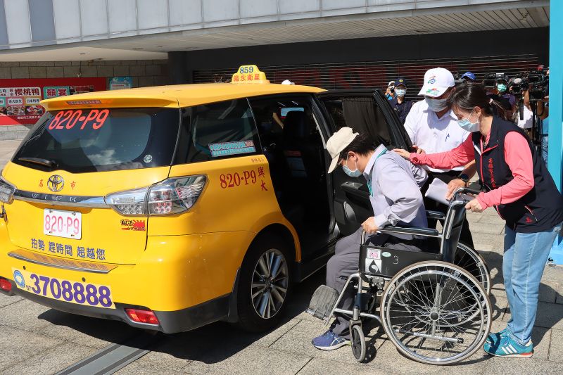 ▲高雄市交通局進行熱血計程車載送長輩施打疫苗的模擬演練。（圖／高雄市政府提供）