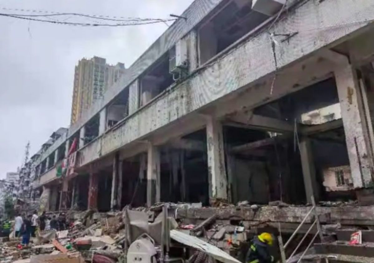 ▲湖北當地菜市場驚傳爆炸，建築物被炸得只剩下水泥支柱。（圖／翻攝自微博）