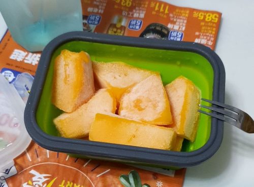 ▲從照片中可以看到,削成塊狀的芒果被冷凍起來後,上面佈著一層薄薄的冰沙,看起來超美味。(圖/翻攝自PTT) ▲從照片中可以看到,削成塊狀的芒果被冷凍起來後,上面佈著一層薄薄的冰沙,看起來超美味。(圖/翻攝自PTT)