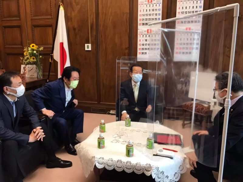 ▲台灣駐日代表謝長廷14日特別前往日本參議院表達謝意，日本參議員更向謝長廷透露，花了很多時間和精神在協調，才讓法案無異議通過。（圖/翻攝謝長廷臉書）