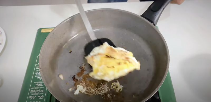 ▲第一次嘗試煎荷包蛋翻面直接破裂，鍋底還有焦黑的狀況。（圖/）