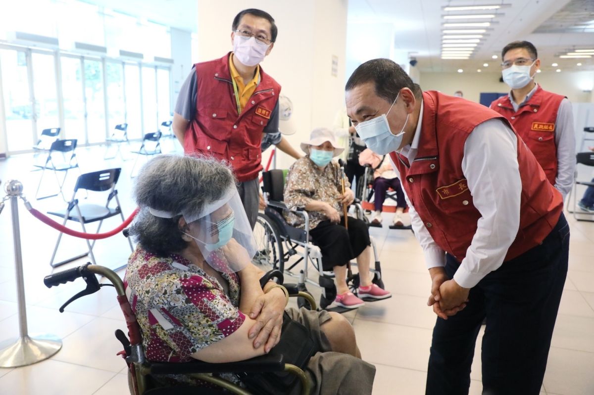 ▲侯友宜今日在民政局長柯慶忠的陪同下，前往位於三重綜合體育館的大型接種站，視察新北市85歲以上長者施打疫苗的情形。（圖／新北市政府提供）