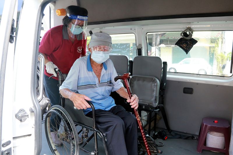 ▲百歲人瑞黃老先生由復康巴士接送至衛生所注射疫苗（圖／台南市政府提供）