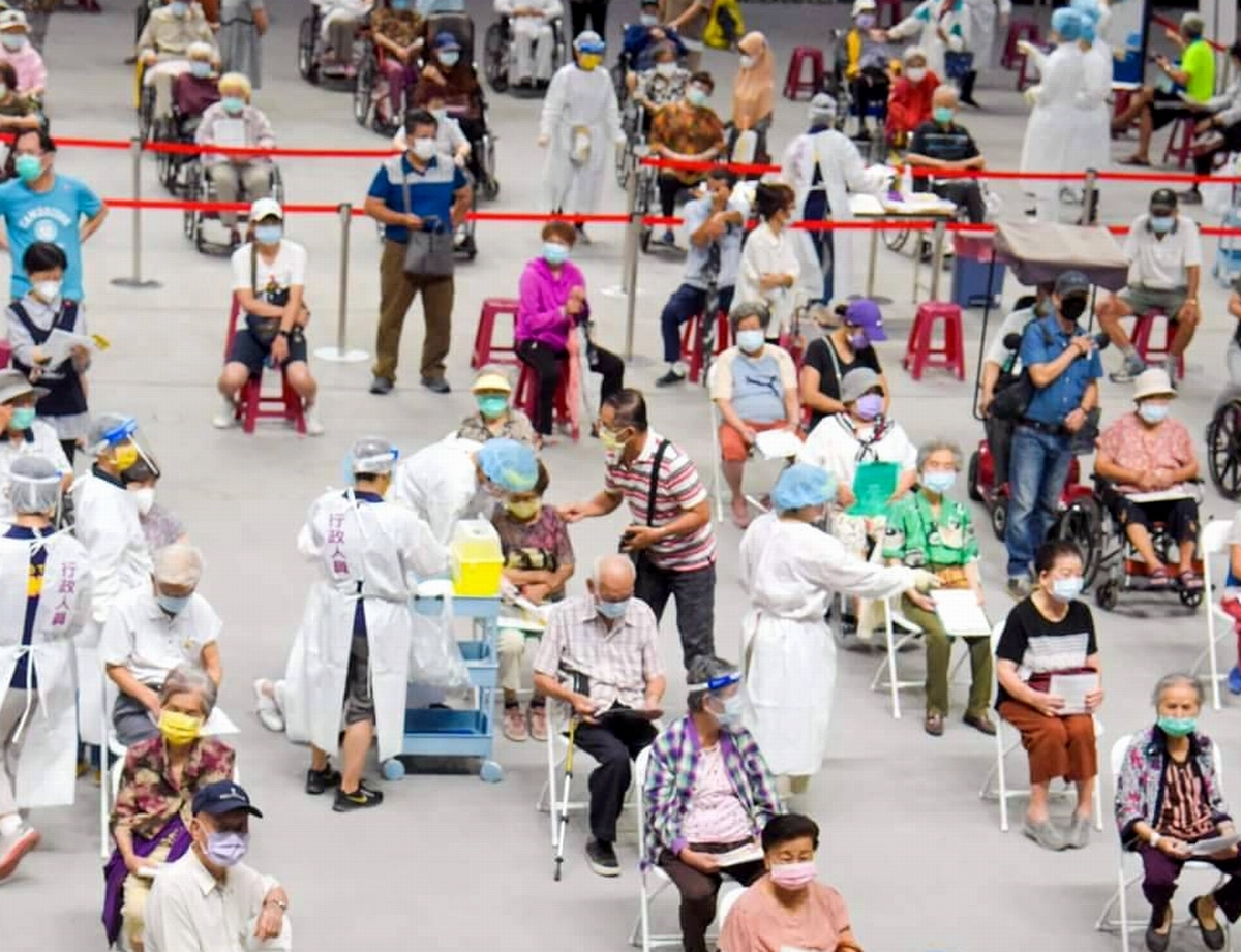 ▲屏東縣立體育館場內分成六區，每區有33位長者，協助他們坐定之後，就不再移動，由醫護人員移動逐一為長輩施打疫苗過程流暢。（圖／屏東縣政府提供, 2021.06.15）