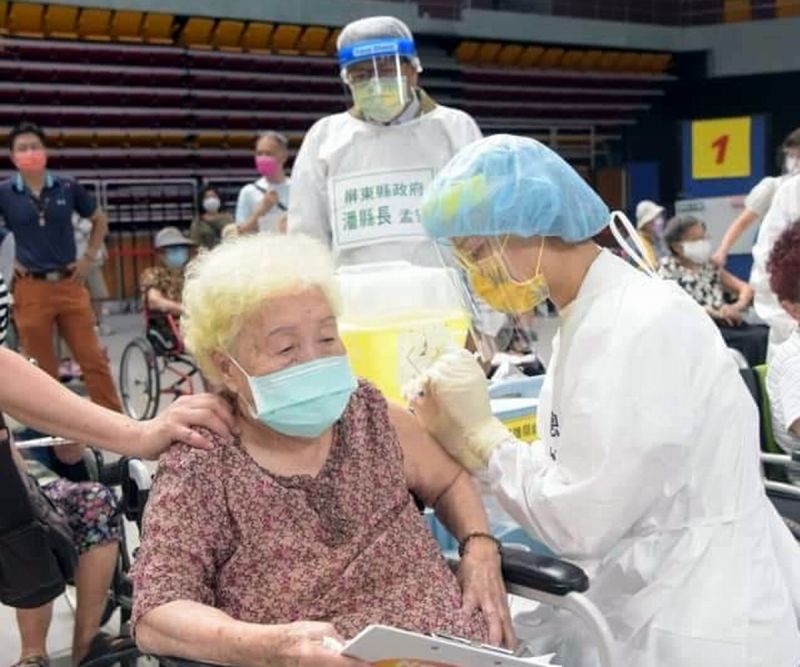 ▲「屏東模式」貼心服務，即「長者不動、醫護人員移動」，縣長潘孟安視察85歲以上長輩接種施打情形。（圖／屏東縣政府提供,