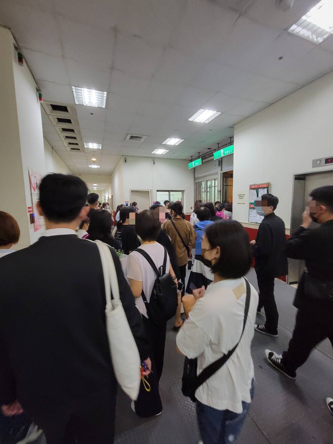 ▲台中新光三越開門營業，員工投訴，指員工下班時，幾百人仍然是擠在一處不到2米寛的出口，根本就違反防疫安全距離的規定(圖／林祈烽服務處提供2021.6.15)