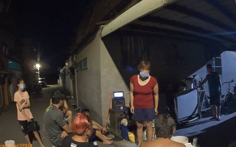 影/8男女室外群聚未戴口罩 警循歌聲到場取締送裁罰