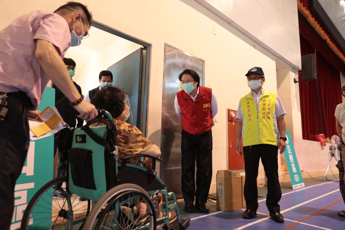 ▲基隆市長林右昌特別前往建德國小及港務公司的施打站視察。（圖／基隆市政府提供）