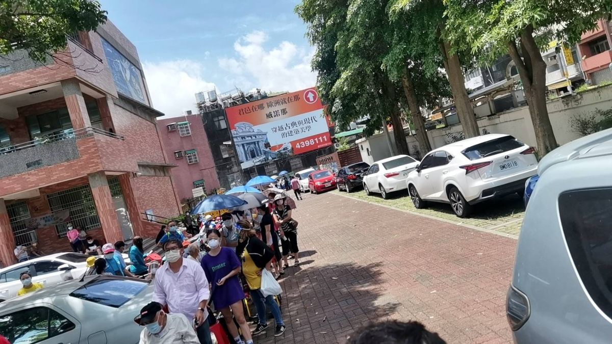 ▲黃敬平說，現場長輩群聚或坐或站，排隊的人數太多根本無法保持一公尺距離。他對長輩曝曬在艷陽下也感到痛心。（圖／翻攝黃敬平臉書）