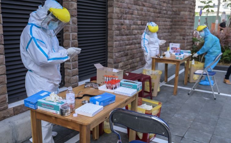 ▲越南疫情未歇，胡志明市為了快速揪出COVID-19確診者，發話部署2000個醫療團隊每天採集130萬個樣本。。（示意圖／shutterstock）