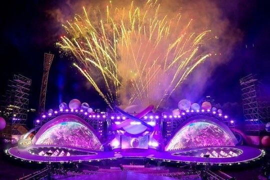 ▲BTS演出結束後送上煙火秀。(圖/BTS