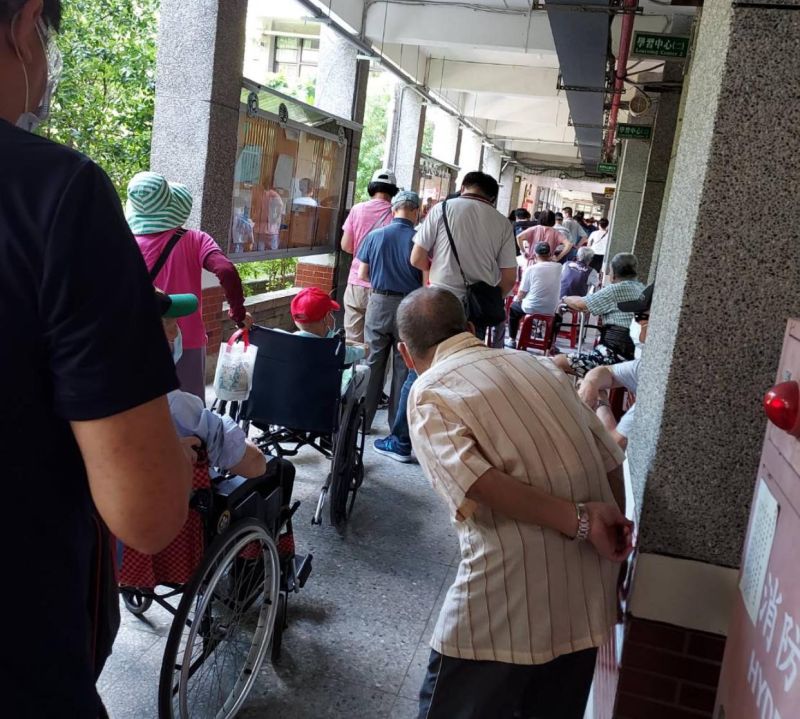 ▲桃園市長者接種新冠肺炎疫苗大排長龍。(圖/立委萬美玲臉書)